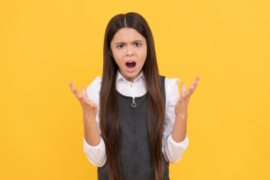 Okul baskısından dolayı stresli. Mutsuz çocuk okul stresiyle boğuşmaya devam ediyor. Çocukluk stresi