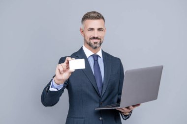 Online para. Kredi kartı ya da banka kartı. İşadamı kartvizitini tutuyor. hızlı pc ödeme.