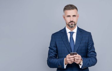 Modern iletişim teknolojisi. Blogcu adam telefon kullanıyor. Profesyonel CEO çevrimiçi çalışıyor..
