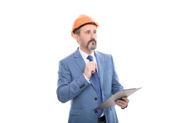 Kask takan başarılı bir adam not alıyor. Girişimci projeyi okudu. İnşaat belgeleriyle CEO.