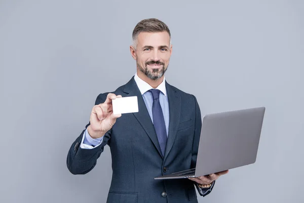 Online para. Kredi kartı ya da banka kartı. İşadamı kartvizitini tutuyor. hızlı pc ödeme.