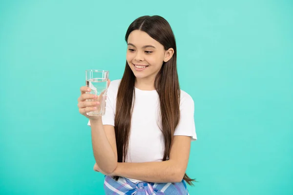 Ευτυχισμένη έφηβος κορίτσι πίνουν ποτήρι νερό για να μείνει ενυδατωμένο και να κρατήσει καθημερινή ισορροπία νερού, καθημερινά νερό. — Φωτογραφία Αρχείου