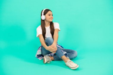 Mutlu çocuk, kablosuz kulaklıkla müzik dinle, okula dön..