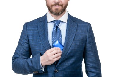 Bunu o seçti. Beyazlar içinde soyutlanmış takım elbiseli bir patron. Erkek aksesuar. Kesilmiş işadamı modern aletleri cebine koydu. Mavi kasayı tutan başarılı CEO. Deri kutulu adam..