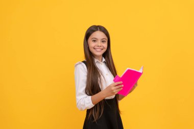 Çocuk edebiyatı. entellektüel çocuk okuyucusu. Eğitim edebiyatı. İlkokuldaki kitapçı çocuk. Mutlu genç kız kitap okuyor. Planlı not defteri olan bir inek. Okula dönüyorum. Eğitim. kitapçı.