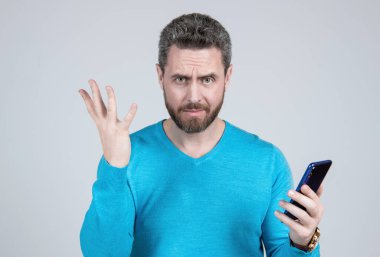 Şok edici profesyonel CEO çevrimiçi çalışıyor. Daktilo ve mesaj. SMS ve anlık mesajlaşma. Adam internette sohbet ediyor. Çevik iş blogları. Modern iletişim teknolojisi. adam blogcu akıllı telefon kullan.