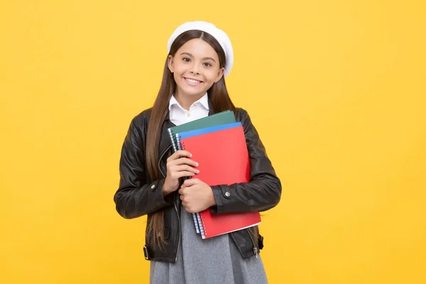 Gelukkig Tiener Meisje Terug Naar School Holding Boeken Geel Achtergrond — Stockfoto
