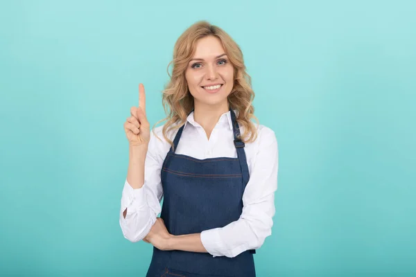 Mujer Inspirada Delantal Señalando Dedo Ama Casa Expresar Felicidad Emociones — Foto de Stock