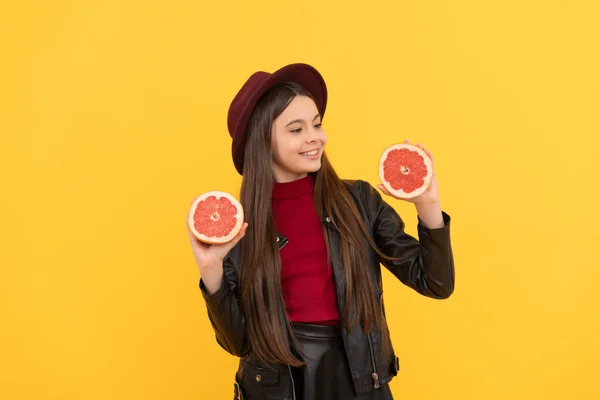 Feliz Adolescente Menina Chapéu Jaqueta Couro Segurar Corte Toranja Vitamina — Fotografia de Stock