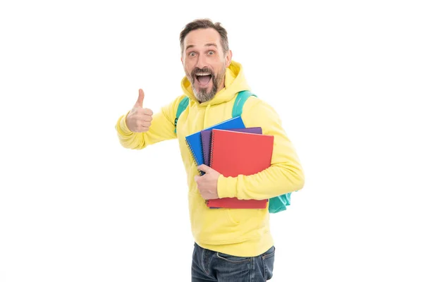 Dojrzały Szczęśliwy Mężczyzna Nosi Plecak Notatnik Uśmiechnięty Staruszek Powrotem Szkoły — Zdjęcie stockowe