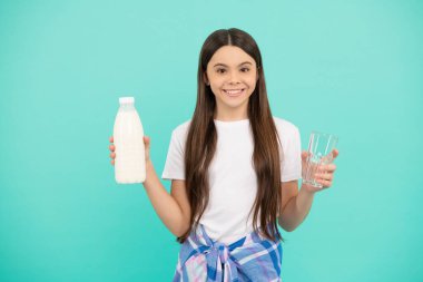 Mutlu çocuk bir bardak süt ya da yoğurt içecek, sağlık