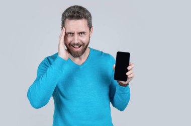 Modern iletişim teknolojisi. Erkek blogcu akıllı telefon kullanıyor. Profesyonel CEO çevrimiçi çalışıyor..