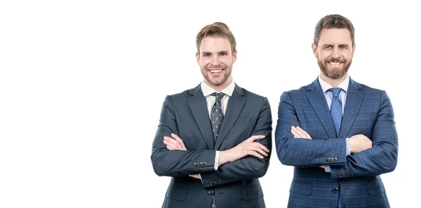 Dos hombres felices en traje. hombres de negocios aislados en blanco. jefe y empleado. socios comerciales seguros —  Fotos de Stock