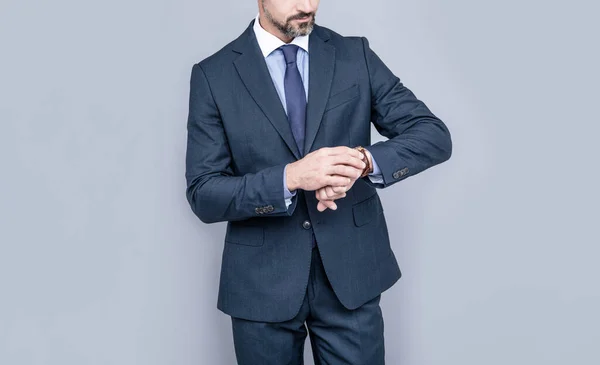 Hombre de negocios seguro en traje de negocios viendo el tiempo en reloj de pulsera, tiempo — Foto de Stock