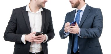 Kırpılmış adamlar akıllı telefonu beyaz ellerde tutmayı tartışıyor, iş toplantısı..