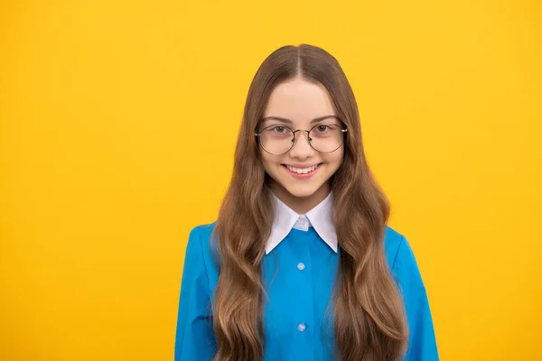 Każde Dziecko Jest Wyjątkowe Szczęśliwy Dzieciak Okularach Żółte Tło Podstawowa — Zdjęcie stockowe
