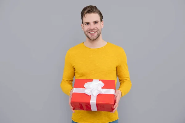 Haciendo Regalo Tipo Feliz Sostiene Caja Regalo Hombre Sonrisa Con — Foto de Stock