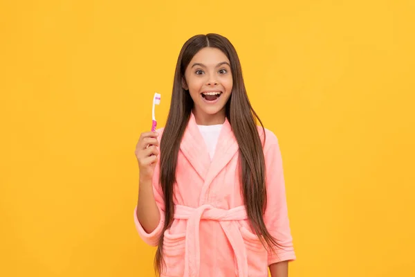 Sorprendida Adolescente Chica Casa Terry Albornoz Mantenga Cepillo Dientes Cuidado —  Fotos de Stock