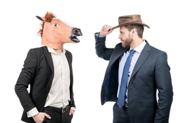 Kovboy ve işadamı at kafalı maskeli, kostüm partisinde, şirket cadılar bayramında