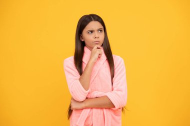 Deri güzelliği. Tatlı rüyalar. Rahat bir pijama ya da bornoz. Genç kız düşünceli.