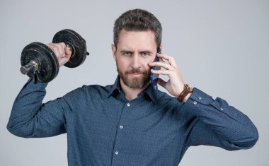 Dambılı yakışıklı iş adamı telefonda konuşuyor. dijital spor.