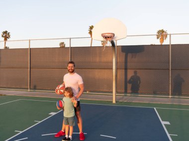 çocukluk ve babalık. Koç ile oyuncu. Birlikte vakit geçirin. baba ve oğul basketbol oynuyorlar.