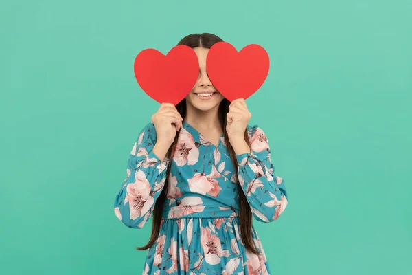 Glimlachend kind houden rood hart symbool van liefde voor Valentijnsdag, Valentijn — Stockfoto