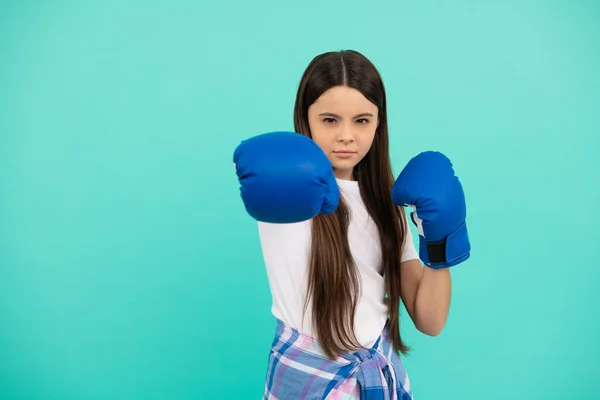 Knockout. poder y autoridad. adolescente chica en ropa deportiva guantes de boxeo. desafío deportivo. punzonado. — Foto de Stock