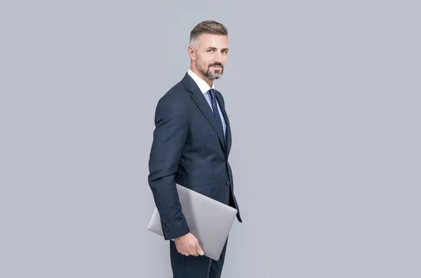 Mature office worker with grizzled hair in formal suit hold computer, agile business — Stock Photo, Image