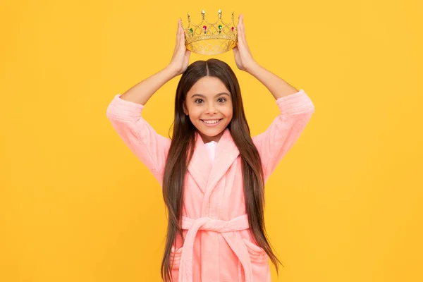 Egoismus und Egoismus. glückliches egozentrisches Teenie-Mädchen in der Krone. Kinderglück. Guten Morgen. — Stockfoto