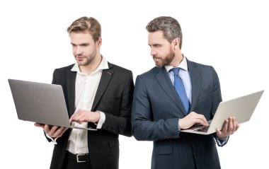 İnternette iş yapıyorum. Beyazda izole edilmiş dijital profesyoneller. İş adamları bilgisayarda çalışır. E-ticaret işi. Şirket blogcuları. Uzak çalışma.
