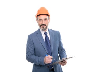 Beyaz fotokopi alanı ve mesleki meslekte izole edilmiş klasör belgelerine notlar alan ya da sözleşme imzalayan neşeli olgun bir adam..