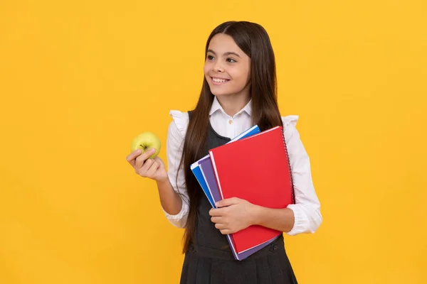 Witamy Powrotem Szkole Szczęśliwy Dzieciak Uśmiecha Się Trzymając Jabłko Książki — Zdjęcie stockowe