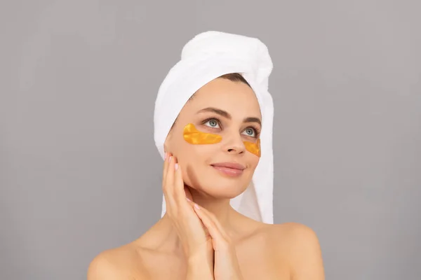 Buat Kulitmu Bersinar Kosmetologi Wanita Muda Terry Handuk Menggunakan Patch — Stok Foto