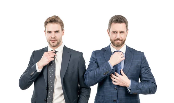 幹部だ プロの最高経営責任者 リーダーシップ 野心的な同僚の専門家 礼服を着た2人の男 ビジネスマンネクタイネクタイは白で隔離されています 上司と従業員 自信のあるビジネスパートナー — ストック写真