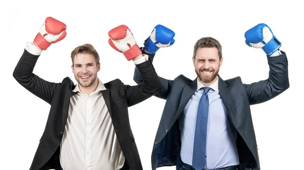 Hombres felices celebran la victoria de la batalla corporativa. asociación y trabajo en equipo. ganadores. hombres de negocios —  Fotos de Stock