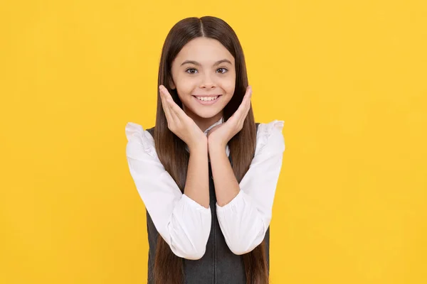 Tu espalda al sckincare escolar. Niño feliz cogido de la mano cerca de la cara. Cuidado de la piel. Escuela de belleza —  Fotos de Stock