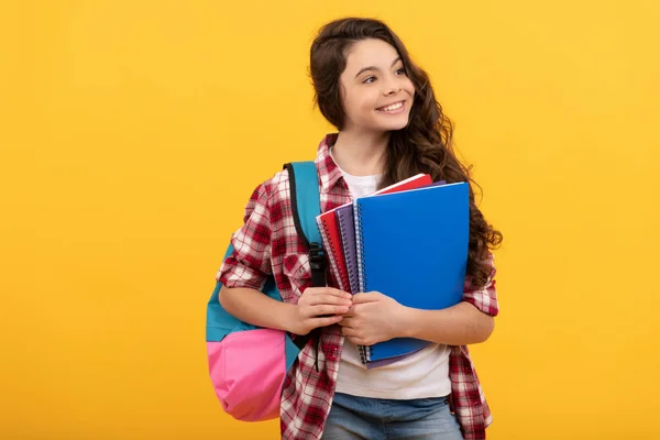 Bambino felice della scuola pronto a studiare con copybook, conoscenza — Foto Stock