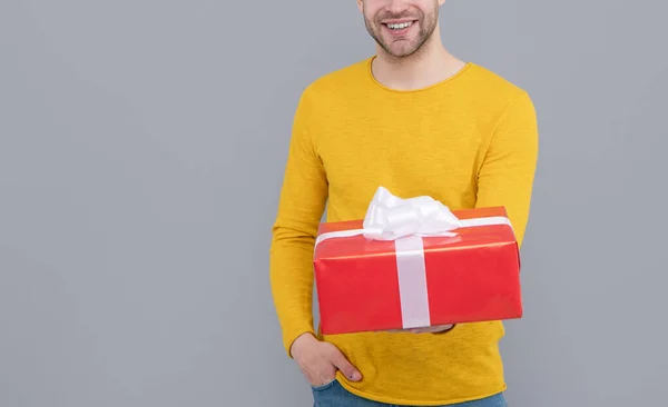 Könnyű adni. Boldog ember kivágott nézet adni ajándékot — Stock Fotó