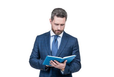 İş adamı kılığındaki yakışıklı bir işadamı, beyaz not defterindeki notları okuyarak,.