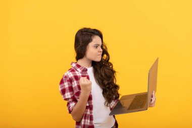 kızgın akıllı çocuk okulda online ders sırasında dizüstü bilgisayar tutuyor, online eğitim