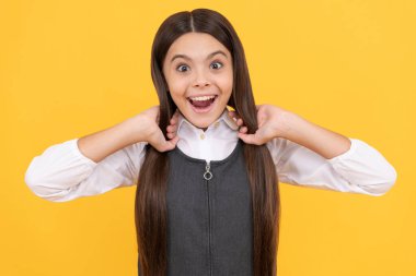 Her gün harika olacak. Şaşırmış kız uzun saçlı. Saç eğitimi. Güzellik okulu