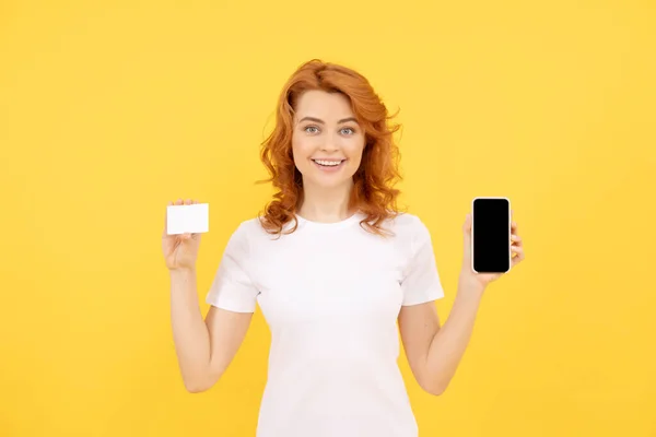 Mujer Pelirroja Feliz Mostrando Tarjeta Crédito Débito Teléfono Inteligente Para —  Fotos de Stock