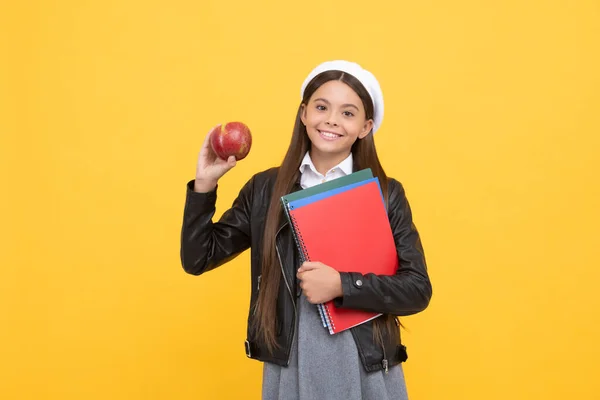 Szczęśliwy Nastolatek Szkoła Dziecko Trzymać Książki Smaczne Jabłko Żółty Tło — Zdjęcie stockowe