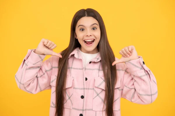 Menina Criança Feliz Usar Camisa Xadrez Rosa Apontando Dedos Mesma — Fotografia de Stock