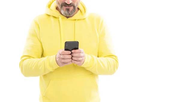 Geschnittener Mann, der am Telefon online chattet. abgeschnittene Mann SMS und Messaging auf dem Smartphone — Stockfoto