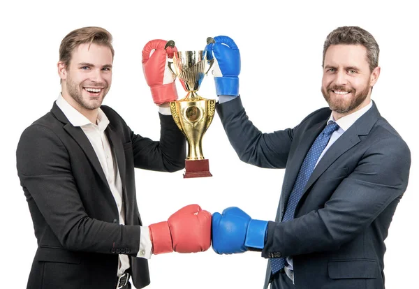 Dos hombres de negocios felices en guantes de boxeo sostienen copa campeón después de la batalla por el liderazgo, campeonato. —  Fotos de Stock