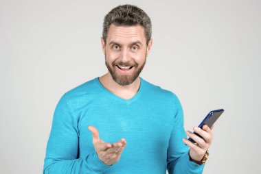 Sakallı, akıllı telefonlu, el kol hareketli mutlu adam, iyi uygulama..