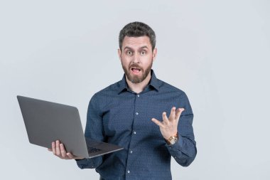 Bilgisayarda çalışan sakallı, yakışıklı, olgun bir iş adamı. Duyguları var.