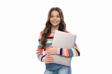 Okul blogcusu bilgisayarı tutuyor. Çocuk ders için hazır. Beyazlar izole edilmiş. kız dizüstü bilgisayar kullan